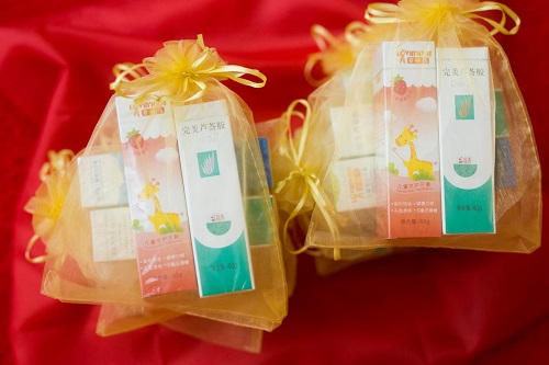6完美公司捐赠的完美小礼包.jpg