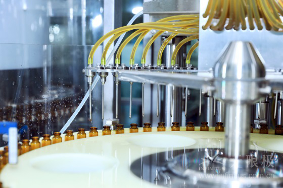 无限极获广东省智能制造试点示范项目称号的智能口服液生产线照片