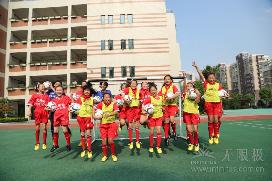 2015年，“希望工程·无限极快乐足球”项目走进江苏南京秦淮区第二实验小学