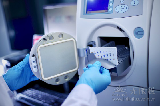 无限极营口生产基地技术中心，工作人员正在进行微生物检测