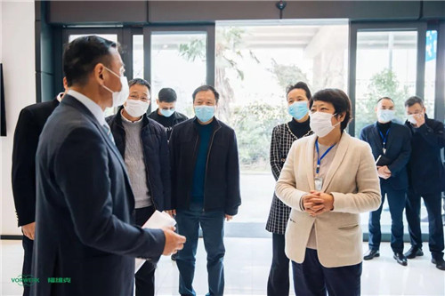 青浦区区委书记一行领导来访福维克工厂，防疫复工两不误！
